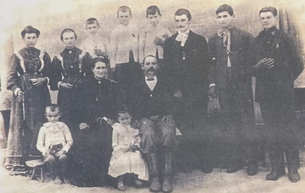 Fotografia antiga de Fortunato Giuseppe Fontana e Teresa Benedet com a família